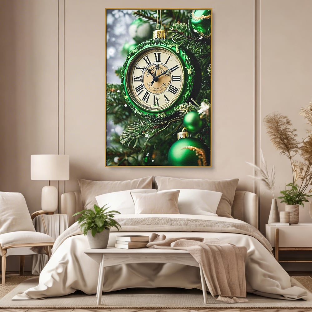Tablou canvas cu tablou canvas cu ceasornic verde smarald, in rama de aluminiu auriu, pe perete intr-un dormitor